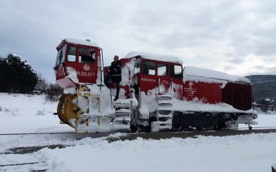 Kada ne ide cestom, tu je željeznička pruga
