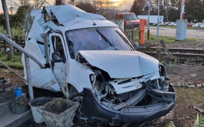 Automobil zaobilazio spuštene polubranike pa podletio pod vlak